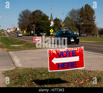 Topeka Kansas, Stati Uniti d'America. 08 Nov, 2016. Segni rivolta verso la posizione di polling in Auburn, Kansas, Auburn, Kansas, Stati Uniti d'America. 8 Novembre, 2016. Auburn, Kansas, USA, 8 novembre, 2016 Credit: mark reinstein/Alamy Live News Foto Stock