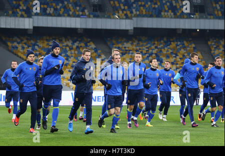 Kiev, Ucraina. 8 Novembre, 2016. I giocatori durante l'esecuzione di aprire la sessione di formazione dell'Ucraina nazionale di calcio a NSC Olimpiyskyi stadium di Kiev, Ucraina. Credito: Oleksandr Prykhodko/Alamy Live News Foto Stock