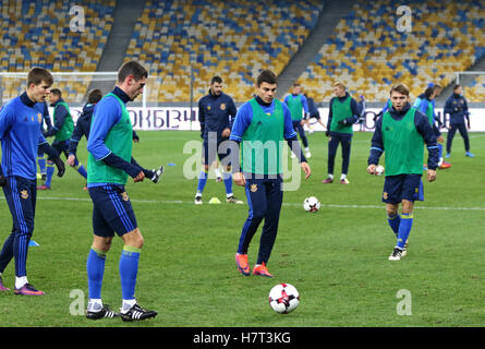 Kiev, Ucraina. 8 Novembre, 2016. I giocatori durante l'esecuzione di aprire la sessione di formazione dell'Ucraina nazionale di calcio a NSC Olimpiyskyi stadium di Kiev, Ucraina. Credito: Oleksandr Prykhodko/Alamy Live News Foto Stock