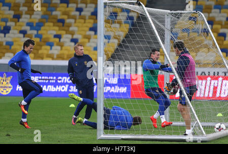 Kiev, Ucraina. 8 Novembre, 2016. I giocatori durante l'esecuzione di aprire la sessione di formazione dell'Ucraina nazionale di calcio a NSC Olimpiyskyi stadium di Kiev, Ucraina. Credito: Oleksandr Prykhodko/Alamy Live News Foto Stock