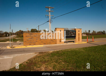 Topeka Kansas, Stati Uniti d'America. 08 Nov, 2016. Segni al di fuori il Washburn Rural High School luogo di polling in Topeka nel Kansas Topeka Kansas, Stati Uniti d'America. 8 Novembre, 2016. Credito: mark reinstein/Alamy Live News Foto Stock