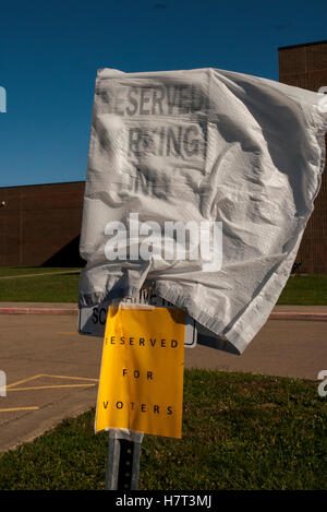 Topeka Kansas, Stati Uniti d'America. 08 Nov, 2016. Segni al di fuori il Washburn Rural High School luogo di polling in Topeka nel Kansas Topeka Kansas, Stati Uniti d'America. 8 Novembre, 2016. Credito: mark reinstein/Alamy Live News Foto Stock