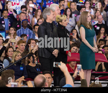 Raleigh, Stati Uniti d'America. 07 Nov, 2016. (L-R) Jon Bon Jovi, Lady Gaga, ex Presidente Bill Clinton e Chelsea Clinton, ascoltando Presidental candidato Hillary Clinton affrontare i suoi sostenitori. © foto di accesso/Alamy Live News Foto Stock