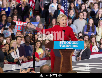 Raleigh, Stati Uniti d'America. 07 Nov, 2016. Il candidato presidenziale Hillary Clinton affronta i suoi sostenitori del Clinton finale Rally di mezzanotte in Raleigh NC © Foto di accesso/Alamy Live News Foto Stock