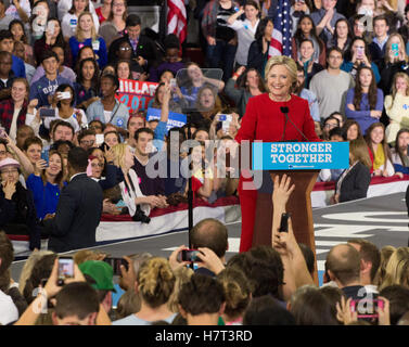 Raleigh, Stati Uniti d'America. 07 Nov, 2016. Il candidato presidenziale Hillary Clinton affronta i suoi sostenitori del Clinton finale Rally di mezzanotte in Raleigh NC © Foto di accesso/Alamy Live News Foto Stock