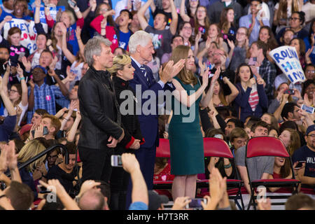 Raleigh, Stati Uniti d'America. 07 Nov, 2016. (L-R) Jon Bon Jovi, Lady Gaga, ex Presidente Bill Clinton e Chelsea Clinton, ascoltando Presidental candidato Hillary Clinton affrontare i suoi sostenitori. © foto di accesso/Alamy Live News Foto Stock