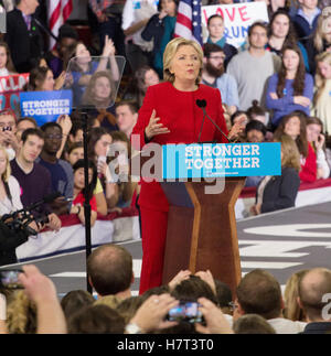 Raleigh, Stati Uniti d'America. 07 Nov, 2016. Il candidato presidenziale Hillary Clinton affronta i suoi sostenitori del Clinton finale Rally di mezzanotte in Raleigh NC © Foto di accesso/Alamy Live News Foto Stock