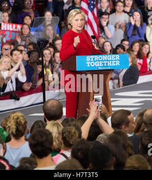 Raleigh, Stati Uniti d'America. 07 Nov, 2016. Il candidato presidenziale Hillary Clinton affronta i suoi sostenitori del Clinton finale Rally di mezzanotte in Raleigh NC © Foto di accesso/Alamy Live News Foto Stock