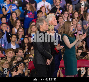 Raleigh, Stati Uniti d'America. 07 Nov, 2016. (L-R) Jon Bon Jovi, Lady Gaga, ex Presidente Bill Clinton e Chelsea Clinton, ascoltando Presidental candidato Hillary Clinton affrontare i suoi sostenitori. © foto di accesso/Alamy Live News Foto Stock