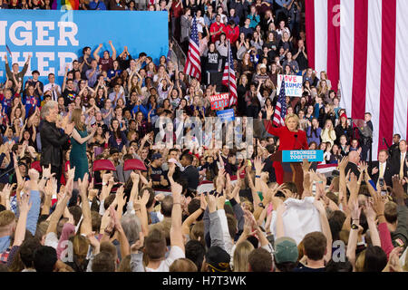 Raleigh, Stati Uniti d'America. 07 Nov, 2016. Jon Bon Jovi (L), Lady Gaga (CL), l'ex Presidente Bill Clinton (M), Chelsea Clinton, ascoltando Presidental candidato Hillary Clinton affrontare i suoi sostenitori. © foto di accesso/Alamy Live News Foto Stock