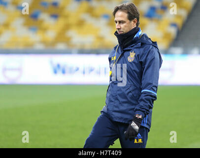 Kiev, Ucraina. 8 Novembre, 2016. L'Ucraina Squadra Nazionale di calcio assistente allenatore Andrea MALDERA aperto durante la sessione di formazione alla NSC Olimpiyskyi stadium di Kiev, Ucraina. Credito: Oleksandr Prykhodko/Alamy Live News Foto Stock