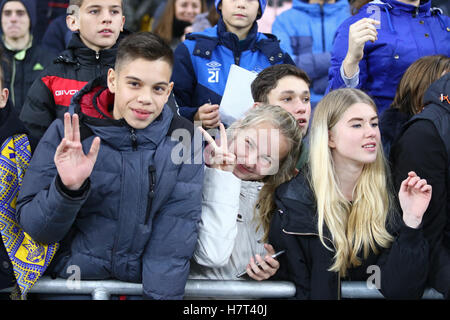 Kiev, Ucraina. 8 Novembre, 2016. L'Ucraina nazionale di calcio sostenitori mostrano il loro sostegno durante la sessione di formazione alla NSC Olimpiyskyi stadium di Kiev, Ucraina. Credito: Oleksandr Prykhodko/Alamy Live News Foto Stock