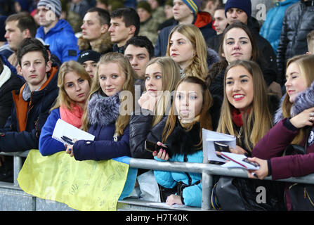 Kiev, Ucraina. 8 Novembre, 2016. L'Ucraina nazionale di calcio sostenitori mostrano il loro sostegno durante la sessione di formazione alla NSC Olimpiyskyi stadium di Kiev, Ucraina. Credito: Oleksandr Prykhodko/Alamy Live News Foto Stock