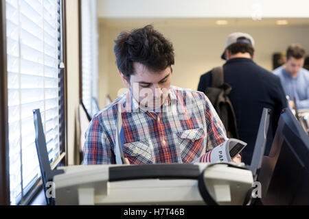 Seattle, Stati Uniti. 08 Nov, 2016. Seattle, Washington: Alex gettò il suo voto al accessibile centro di voto alla Stazione Union. Credito: Paolo Gordon/Alamy Live News Foto Stock