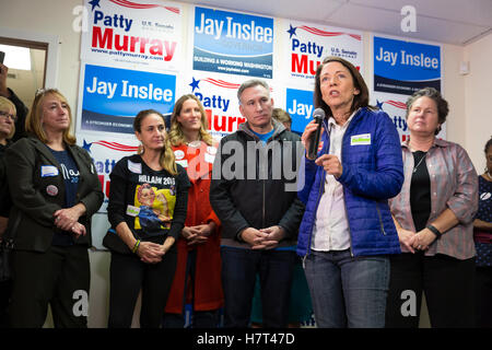 Seattle, Washington, Stati Uniti d'America. 07 Nov, 2016. Seattle, Washington: Junior negli Stati Uniti il senatore Maria Cantwell parlando ai sostenitori alla tela di lancio. Tela lanciare con il senatore Murray, Governatore Inslee, sost. DelBene e Tina Podlodowski: Seattle uscire il voto! Credito: Paolo Gordon/Alamy Live News Foto Stock