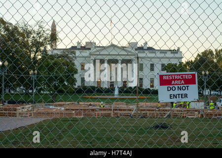 8 novembre 2016 - Washington, Distretto di Columbia, Stati Uniti- lavoratori creare un palcoscenico il giorno delle elezioni di fronte alla Casa Bianca in preparazione per la inaugurazione del prossimo presidente degli Stati Uniti. © Dimitrios Manis/ZUMA filo/Alamy Live News Foto Stock