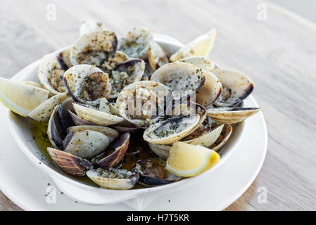 Aglio bianco vino cotto a vapore di vongole fresche tapas di pesce semplice spuntino ameijoas bulhao pato stile portoghese Foto Stock