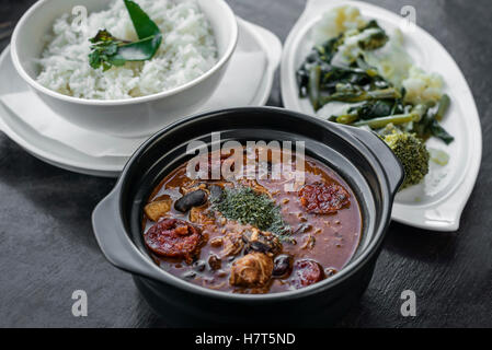 Feijoada pollo con chorizo portoghese piccante rustico tradizionale stufato di fagioli pasto Foto Stock