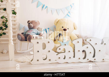 Camera da letto bianco con decorazioni blu progettato e Teddy bear è ideale sia per i ragazzi e le ragazze Foto Stock