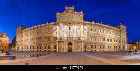 Vista panoramica sul Palazzo Ducale in piazza Roma a Modena in serata, Emilia Romagna, Italia Foto Stock