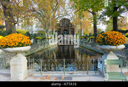 La fontana medicea è una fontana monumerntal nel Jardin du Luxembourg nel 6 ° arrondissement di Parigi. Foto Stock