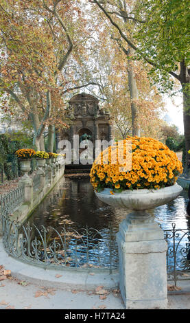 La fontana medicea è una fontana monumerntal nel Jardin du Luxembourg nel 6 ° arrondissement di Parigi. Foto Stock