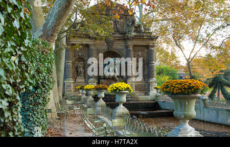 La fontana medicea è una fontana monumentale del Jardin du Luxembourg nel 6 ° arrondissement di Parigi. Foto Stock