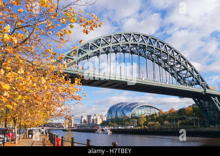 Tyne Bridge in autunno, Newcastle upon Tyne, England, Regno Unito Foto Stock