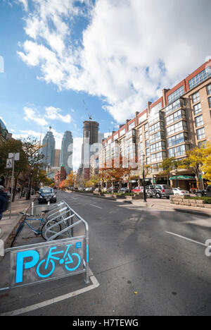 Una bicicletta designata zona di parcheggio su Front Street nel centro di Toronto Ontario Canada Foto Stock