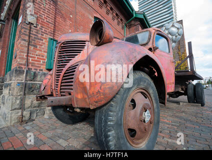 Una vista frontale di un vecchio arrugginito Fargo pick up truck in Toronto's historic distillery distretto turistico Foto Stock