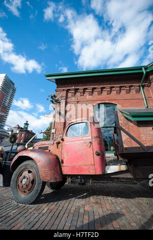 Una vista laterale di un vecchio arrugginito Fargo pick up truck in Toronto's historic distillery distretto turistico Foto Stock