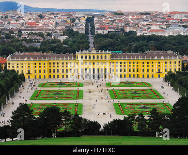 Una vista di Schoenbrunn, ex imperial Summer Palace di Vienna e i suoi giardini formali con la città nel suo background. Foto Stock