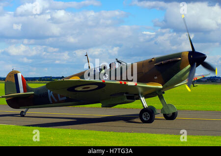 Vickers Supermarine Spitfire Mk IIa P7350 (R6895). Spettacolo aereo di Duxford Foto Stock