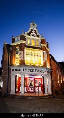 Hyde Park Picture House nell'area di Hyde Park a Leeds con il suo raro ufficio prenotazioni esterno, Leeds, West Yorkshire, Inghilterra, Regno Unito Foto Stock