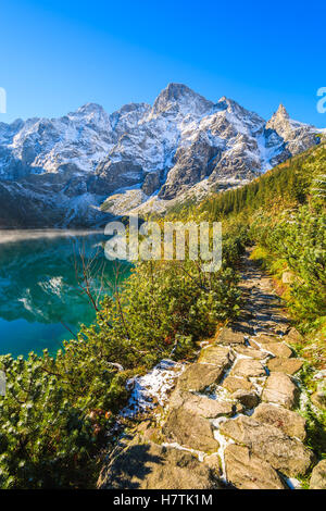 Morskie Oko lago nella collezione autunno colori e picchi innevati, Monti Tatra, Polonia Foto Stock