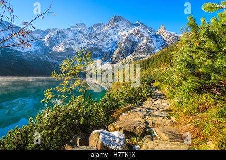 Morskie Oko lago nella collezione autunno colori e picchi innevati, Monti Tatra, Polonia Foto Stock