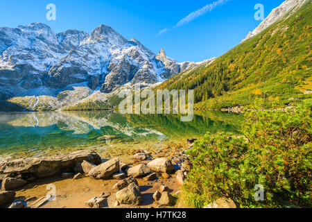 Morskie Oko lago nella collezione autunno colori e picchi innevati, Monti Tatra, Polonia Foto Stock