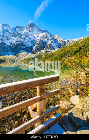 Morskie Oko lago nella collezione autunno colori e picchi innevati, Monti Tatra, Polonia Foto Stock