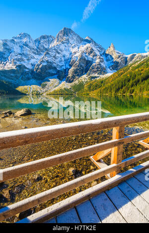 Morskie Oko lago nella collezione autunno colori e picchi innevati, Monti Tatra, Polonia Foto Stock