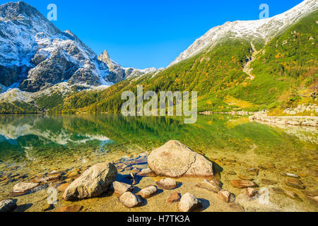 Morskie Oko lago nella collezione autunno colori e picchi innevati, Monti Tatra, Polonia Foto Stock