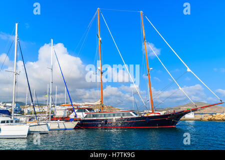 Yacht di lusso di ancoraggio barche nel porto di Naoussa sull isola di Paros, Grecia Foto Stock