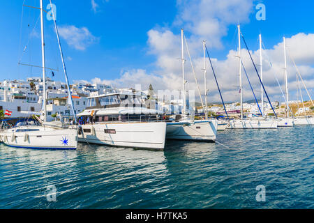 NAOUSSA PORTA, isola di paros - 18 Maggio 2016: catamarano di lusso di ormeggio barche nel porto di Naoussa sull isola di Paros, Grecia. Foto Stock