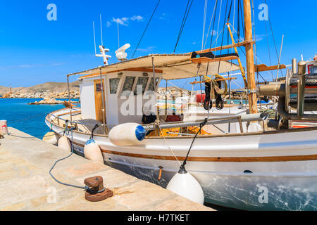 NAOUSSA PORTA, isola di paros - 20 Maggio 2016: pescatore a lavorare su una barca nel porto di Naoussa, isola di Paros, Cicladi Grecia. Foto Stock