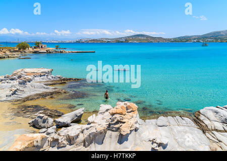 Unidentifed giovane uomo nuotare nel limpido mare turchese acqua della spiaggia Kolymbithres, isola di Paros, Grecia Foto Stock