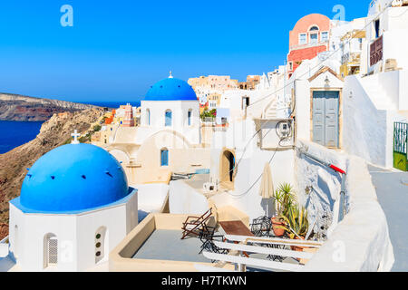 Famose cupole blu delle chiese bianche nel villaggio di Oia a Santorini Island, Grecia Foto Stock