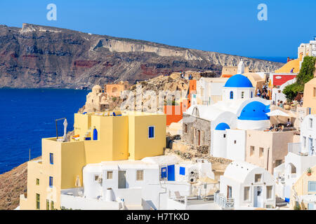 Villaggio di Oia - Santorini Island - 23 Maggio 2016: case colorate nel famoso villaggio di Oia che è noto per il bianco chiese con le cupole blu, isola di Santorini, Grecia. Foto Stock