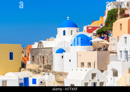 Villaggio di Oia - Santorini Island - 23 Maggio 2016: case colorate nel famoso villaggio di Oia che è noto per il bianco chiese con le cupole blu, isola di Santorini, Grecia. Foto Stock