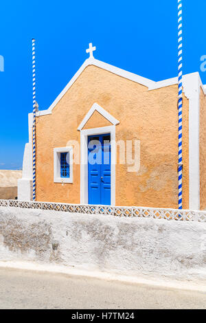 Tipica chiesa nel villaggio di Oia a Santorini Island, Grecia Foto Stock