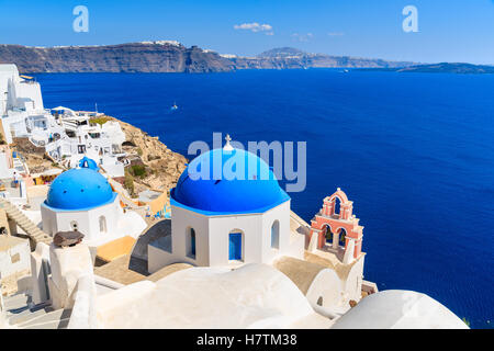 Famose cupole blu delle chiese bianche nel villaggio di Oia a Santorini Island, Grecia Foto Stock