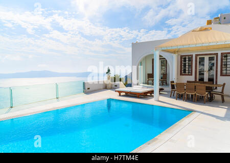 Isola di Santorini, Grecia - 24 Maggio 2015: una vista della caldera con luxury house e la piscina in primo piano bianco, tipico di architettura di Imerovigli villaggio sull isola di Santorini, Grecia. Foto Stock